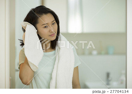 風呂上がりの女性2 - No: 688600写真素材なら「写真AC」無料 フリー ダウンロードOK