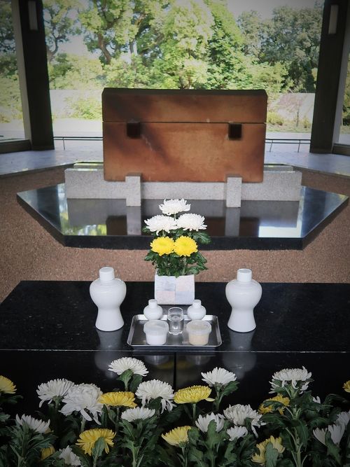 戦後80年 千鳥ヶ淵戦没者墓苑で黙祷をする人たち