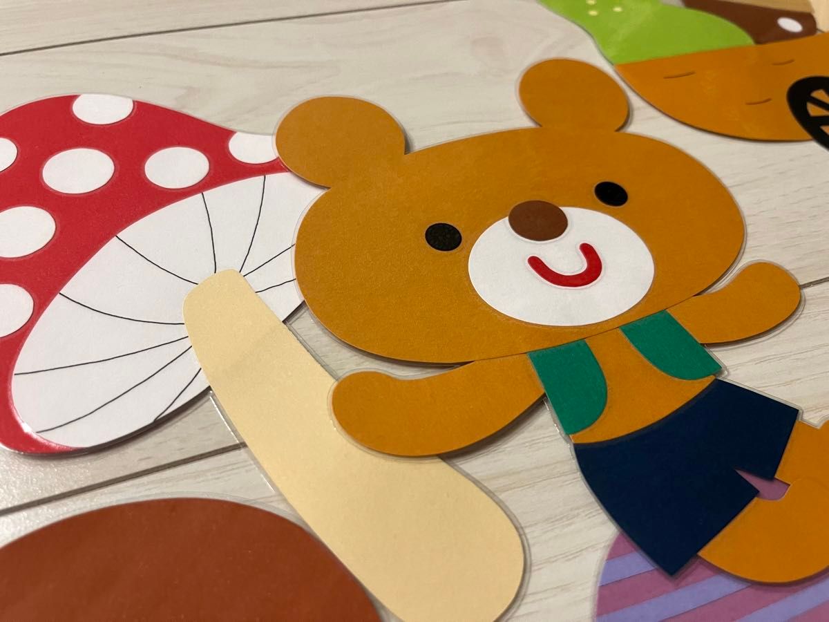 choooboo ⇦ 他の投稿はこちらから！ 今回は秋のきのこ製作🍄 きのこは水風船を膨らませてスタンプしました✨ 是非作ってみてね！10月製作 11月製作 秋製作 保育園製作 保育製作 乳児製作