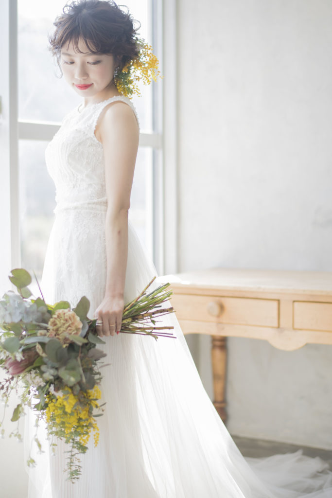 ウェディングブーケ Natural Garden ミモザとユーカリのウェディンググランブーケ ブートニア付き 造花のブーケ– &YOUKAENアンドユーカエン