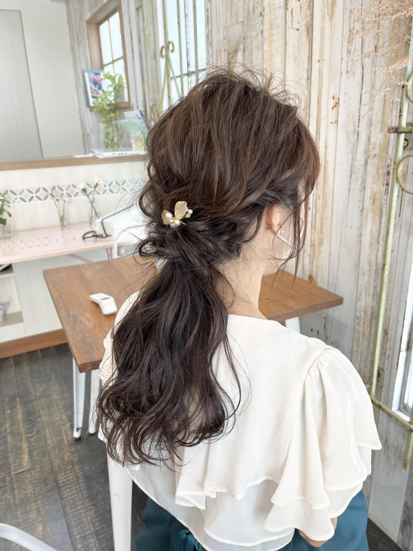 結婚式ヘアアレンジ: ストレートハイポニーと編み込み ポニーテール