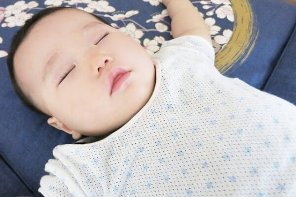 赤ちゃんがバンザイして眠る理由＼ ^o^医学部受験専門予備校のナカサカ医進ゼミナール