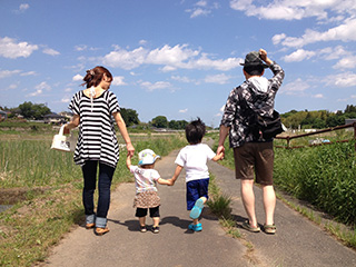 家族写真のおすすめポーズ11選！オシャレな写真を残すコツをご紹介 神奈川写真スタジオ・湘南フォトスタジオ - ライフスタジオ湘南店神奈川県藤沢市 写真スタジオ