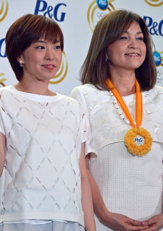 石川佳純が母・久美さんをハグする姿に「素敵」「似てます」「お母様も美人」と反響 スポーツ デイリースポーツ online