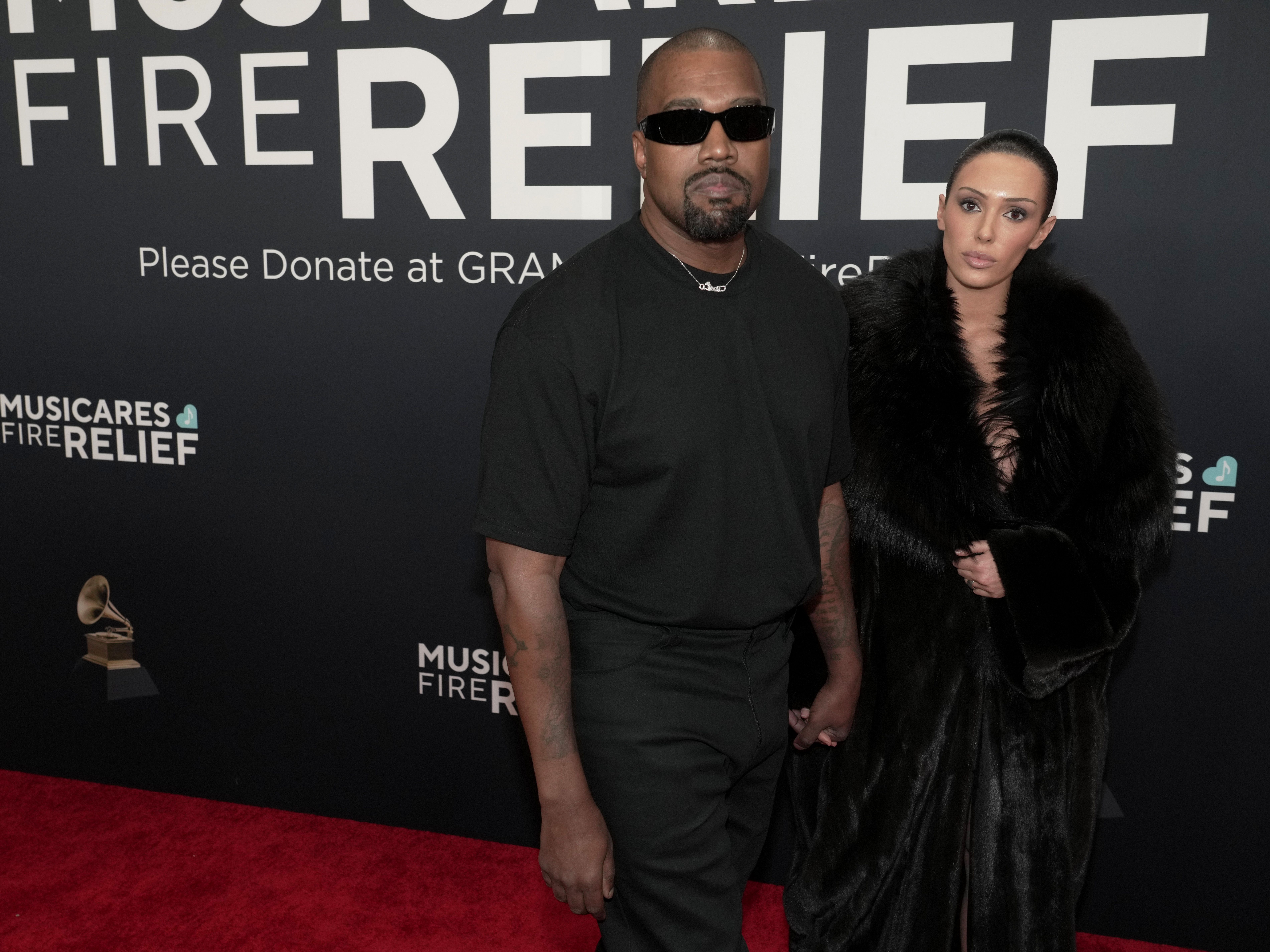 カニエ・ウェストの妻、ビアンカ・センソリは、家族とウェストの子供たちを連れてマリブのノブで家族ディナーに到着する間に、最新の服装のチョイスで再び首を向いた。📷: @backgrid_usa usasales@backgrid.com ビアンカセンソリ