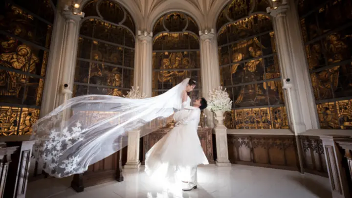 本格チャペルでフォトウェディングや結婚式前撮りを楽しむために！魅力メリット、撮影時間の楽しみ方、準備したい撮影小物や人気のポーズ「沖縄ワタベウェディング・喜瀬マリンビジュー」に聞きました OKINAWAWedding Magazine