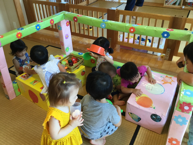 ⋆⸜ コーナー遊び ⸝⋆ おままごと、くつろぎ、メイクアップの3つのコーナーを作りました🏠 メイクアップコーナーのドレッサーはこれから、美容室にご協力いただきサロン使用のボトルたちを並べて本格的な仕上がりになる予定です ✨ それぞれの遊びたいところで