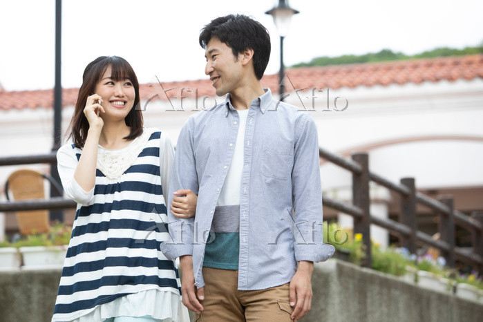 会話中に相手が腕を組むのはなぜ？ 腕組みをする男女の心理「マイナビウーマン」