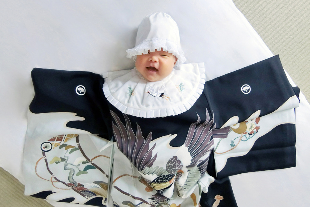 お宮参りの祝い着・産着の選び方&おすすめの柄！着せ方も解説 - ハピリィフォトスタジオ