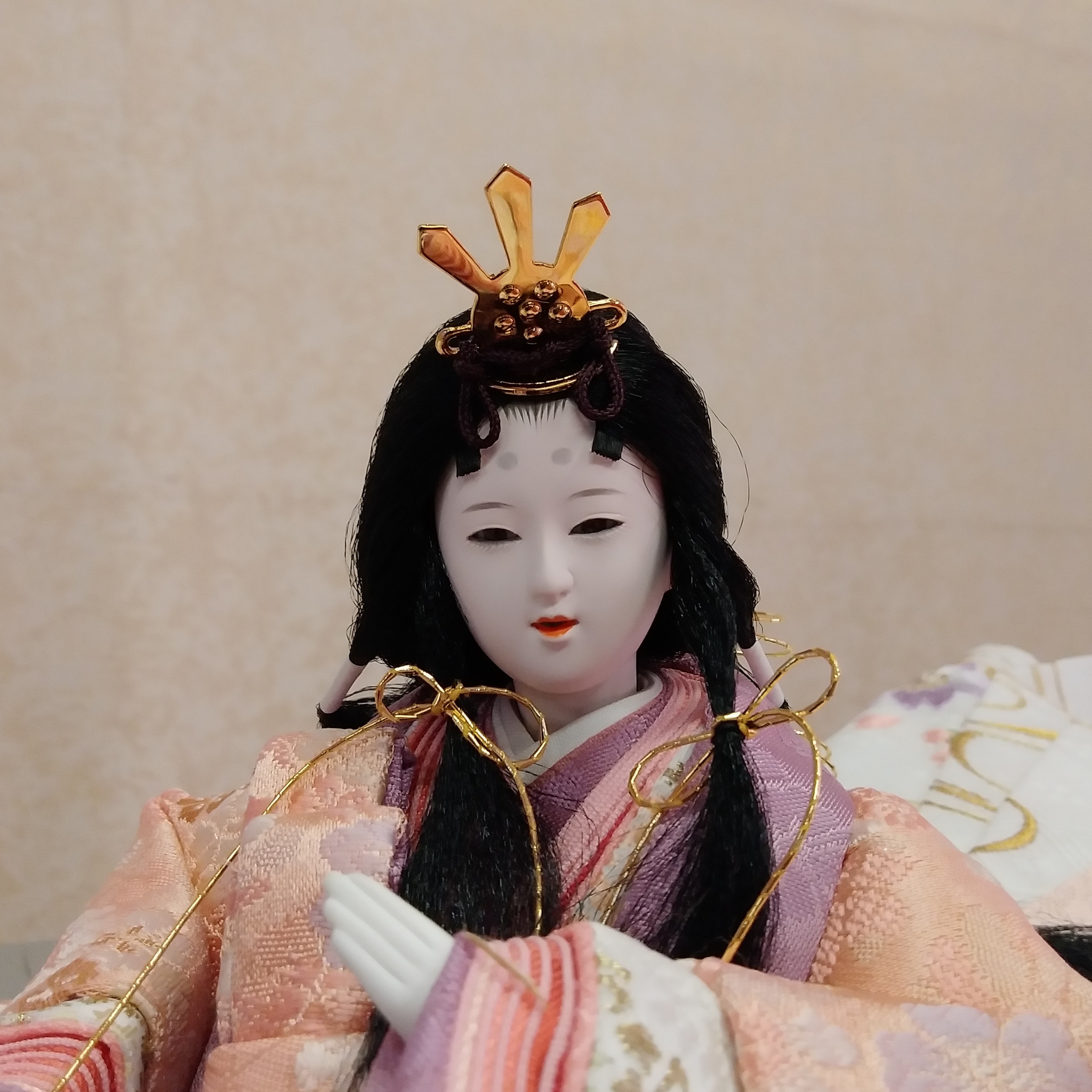 雛人形が進化する理由は？ 金髪につけまつげ、ぽってり唇にドレス。人形師に聞いたハフポスト アートとカルチャ