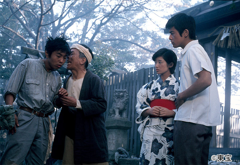 山口百恵さん 三浦友和と相合い傘、誕生日に映画館デート！“最強理想の夫婦”の変わらぬラブラブ姿女性自身