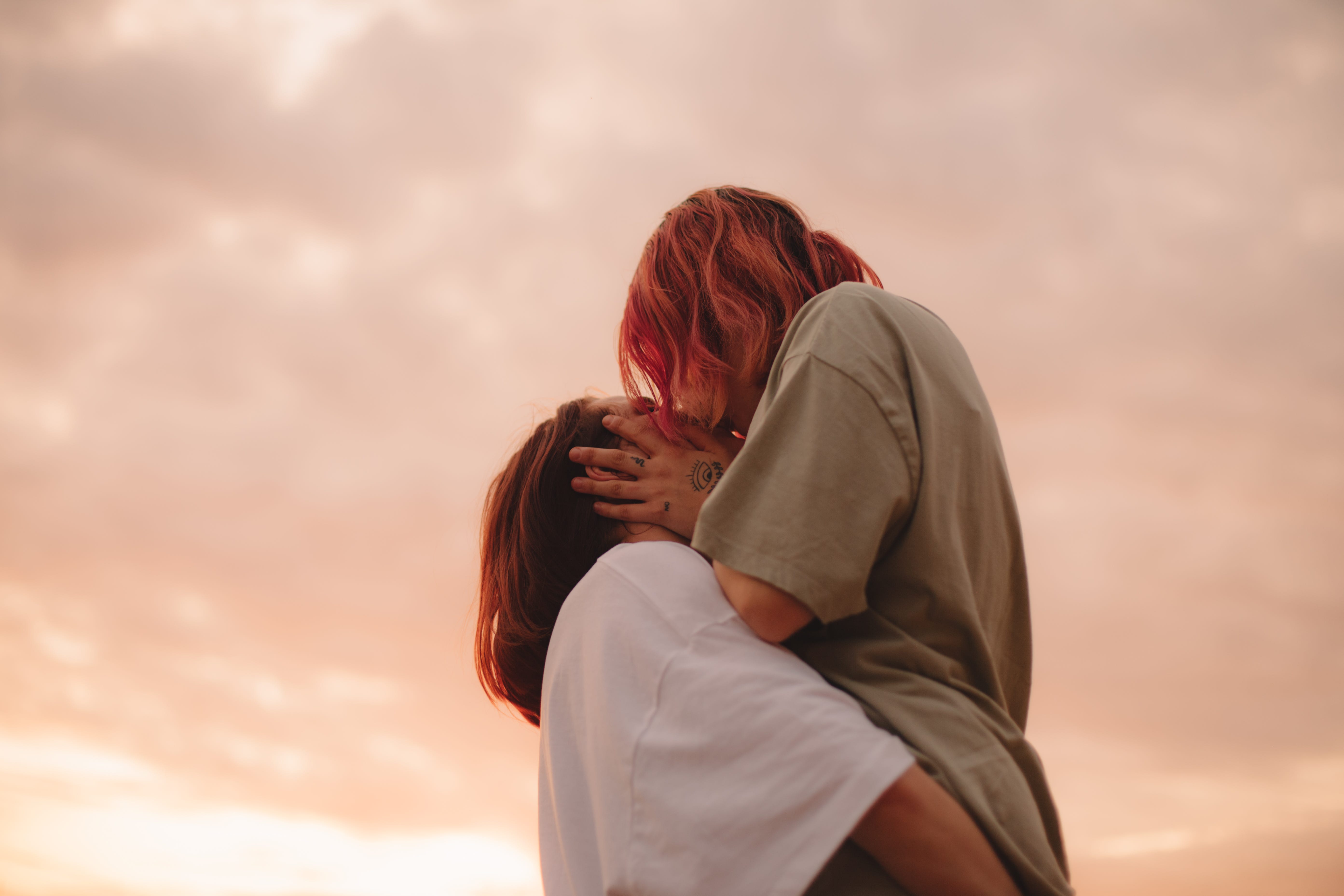 後ろからハグしたい＆されたい男女の心理。バックハグの効果や理想の場面も解説！Smartlog
