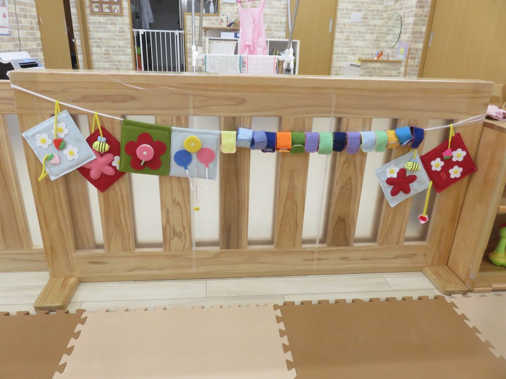 0歳児 手作りおもちゃで マジックテープはがしらいらっく保育園 常陸太田市の保育園社会福祉法人月居会