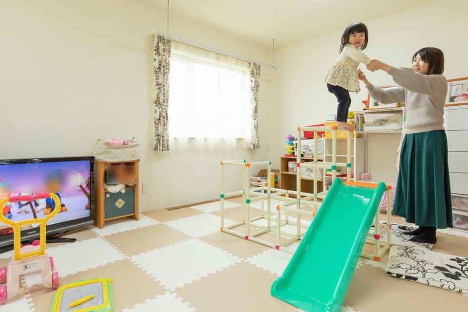 リビングにキッズスペースを作る！子どもの成長に合わせたレイアウトやおすすめの家具学習机・デスクのコイズミファニテック株式会社
