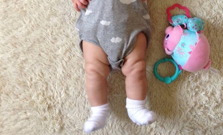 新生児 足 ピーン 抱っこTikTok