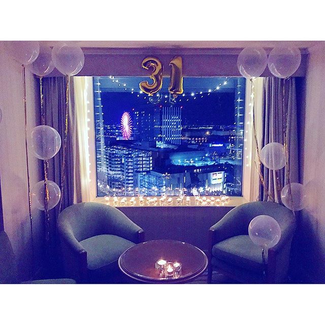 ホテルサプライズ お友達の誕生日や恋人との記念日のお祝いにホテルでサプライズはいかがですか？ 今回は編集部おすすめのサプライズで喜ばれるホテルをご紹介します♡※サプライズ後の片付けはしましょう✨ ぜひ保存して参考にしてみてくださいね！ photo by @____040tm