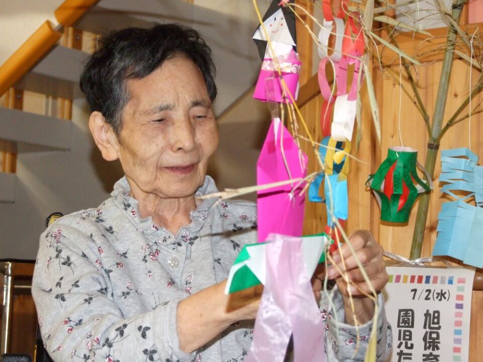 模様画用紙で七夕製作✩ 笹が無くても大丈夫♩ 短冊の七夕飾りを作りました◡̈ もちろんこのまま笹にかけても可愛い♡------------------------- 模様画用紙のご購入は 楽天またはminneより↟𖤥 ▷▷ @irodoriyoshiten-------------------------画用紙画用紙製作