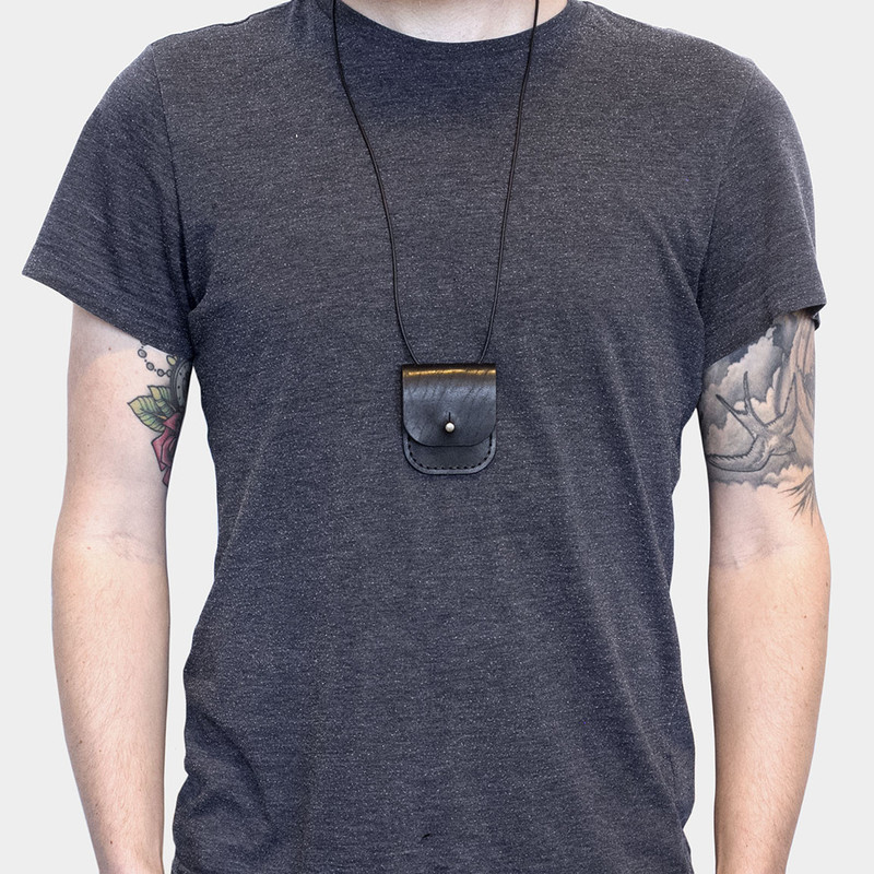 かぎ針編みのお守りポーチネックレス：クリスタル入りボヘミアン風お守りバッグ - Etsy 日本