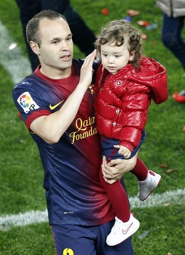 日本代表のユニ着てる」「熱すぎる」イニエスタがカタールW杯の思い出家族写真を投稿、子供が日本とスペインのユニフォーム着用で大きな話題に「あの日の写真かな？」サッカースポーツブルスポブル