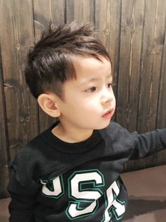 なんだか懐かしいこんなスタイル☺️ 昔大流行したベッ◯ム様 男の子はほぼ一度はしてた気がするなー わかる人はそこそこ若者ではないwww✂️ベッカムヘアーウルフカット襟足襟足長め チャイルドカット 子供カット 子供モデル イケメン イケメン男子ショート