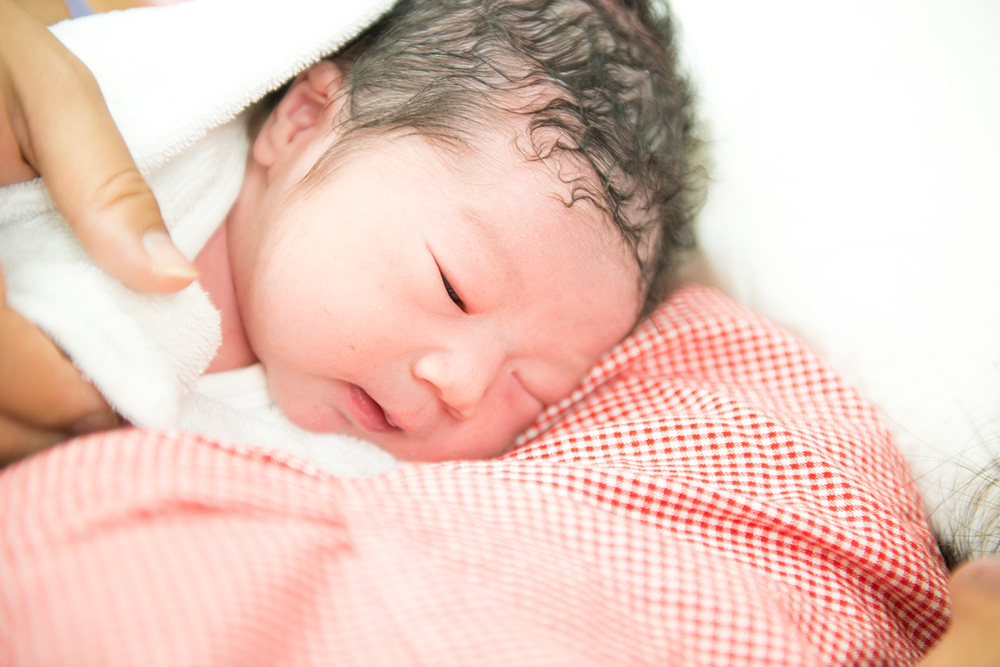 赤ちゃんは、産まれてくる日を自分で決める, 正直本当かよ？と思ってたけど, そう思わずにはいられない出産でした。,ついに、念願の息子が産まれました！, その日は出産予定日の1週間前の検診で, たまたま僕も付き添ってたんですよね。,これも今思えば運命だったのかも , 今までは明るかったお医者さんから, 「赤ちゃんの心拍が弱いときがある」, とシリアスに告げられて,