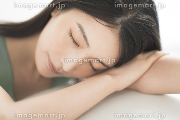 優しい目線の写真素材 - PIXTA