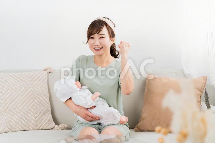 赤ちゃんを抱っこする母親 07800020662 の写真・イラスト素材アマナイメージズ