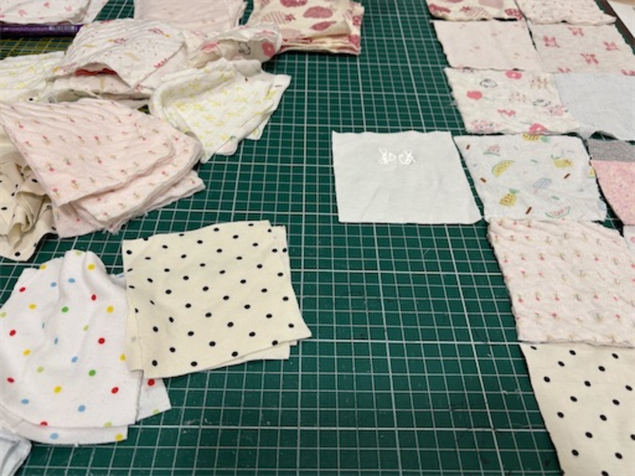 休止中 53cm×88cm 四角つなぎのパッチワークマルチマット kukka129 ベビーキルト 玄関マット ベビー服 LAPSENI ラプセニ 通販3383615Creema クリーマ