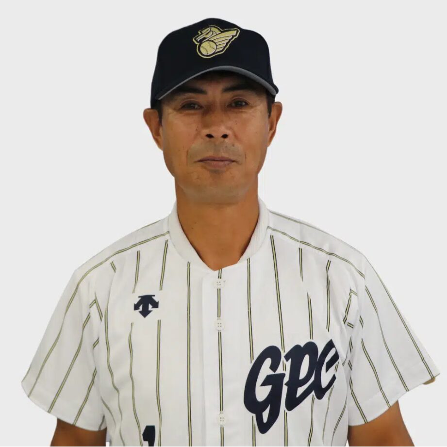 美國職棒大聯盟明星賽紅毯星光熠熠，日本球星 大谷翔平換上西裝，牽著妻子田中真美子走紅毯。這是田中 產後首度公開亮相，一襲橘色洋裝獲媒體好評。台美混血球員「卡仔」卡洛爾跟著家人步上紅毯，台灣籍的母親也一同亮相。 賈吉