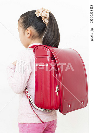 1年生には大きいランドセルの後ろ姿の写真・画像素材-Snapmart スナップマート