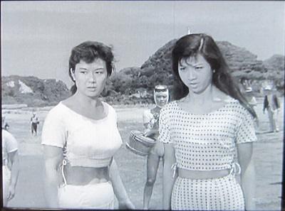 万里昌代 1937年3月29日-不明女優。 関東州大連出身、神奈川県横浜市育ち。横浜の関東学院高等学校在学中に家庭よみうりのカヴァーガールになったのがきっかけで新東宝にスカウトされ、 高校卒業後の1956年に、新東宝の四期スターレットとして入社 同期に北沢典子