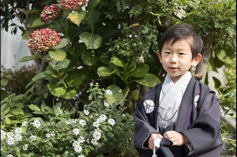 男の子 七五三のおすすめの髪型・ヘアアレンジを紹介！ツーブロック・オールバックなど - ハピリィフォトスタジオ