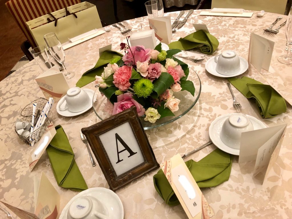 抜け感と立体感がポイント！おしゃれすぎるメインテーブル装花８選結婚式のペーパーアイテム制作・販売 Soi-meme wedding