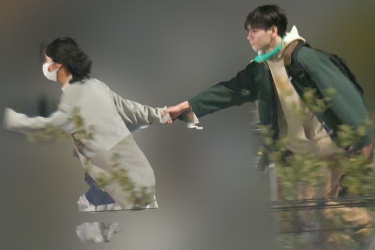 手を繋いで走る姉弟100155380 の写真素材 - アフロ