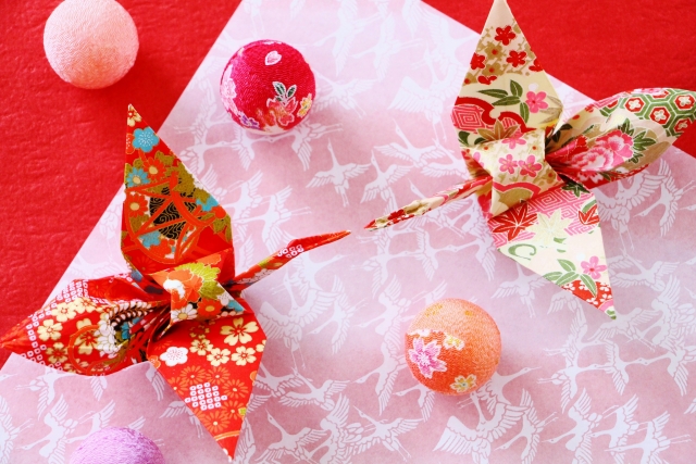 保育園転園を前に、保育士さんから「ありがとう」の色紙をもらうアワレみ隊OnTheWeb