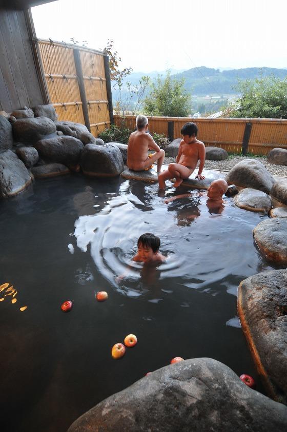 昨日より帯広開西つつじヶ丘サッカー少年団様が宿泊してました。御利用いただきありがとうございました。子供達の入浴中にちょっと写真を撮らせていただきました。 次回の予約もいただきました。お待ちしておりまーす ^^ v