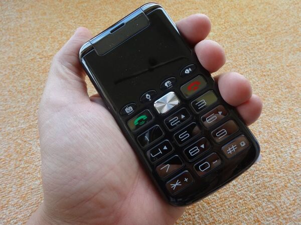 2,987 高齢者 スマホ 日本人 Stock Photos, High-Res Pictures, and Images - GettyImagesおじいちゃん スマホ