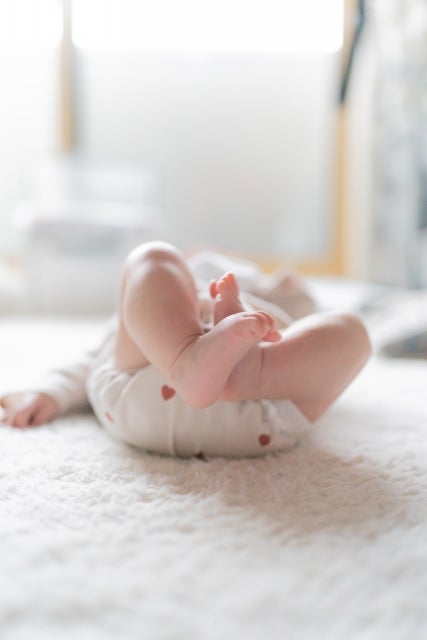 赤ちゃんの小さな足と指輪 新生児のニューボーンフォト の Stock フォトAdobe Stock