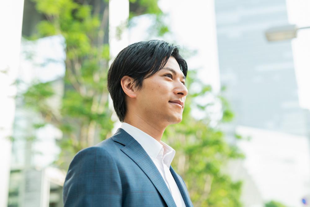 入学式に参加する際の父親のスーツの選び方は？着こなしのポイントやおすすめアイテムをご紹介します - オーダースーツSADA