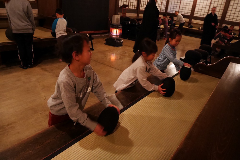 曹洞宗大本山總持寺 sojiji月例参禅会 坐禅会 のご案内私たちは日々の生活のなかで、自己と正面から向き合う時間をどれほど持っているでしょうか。 大本山總持寺では毎月参禅会を行なっております。 次回は4月5日土に行われます。 13:00受付開始 13:30 諸説名 14