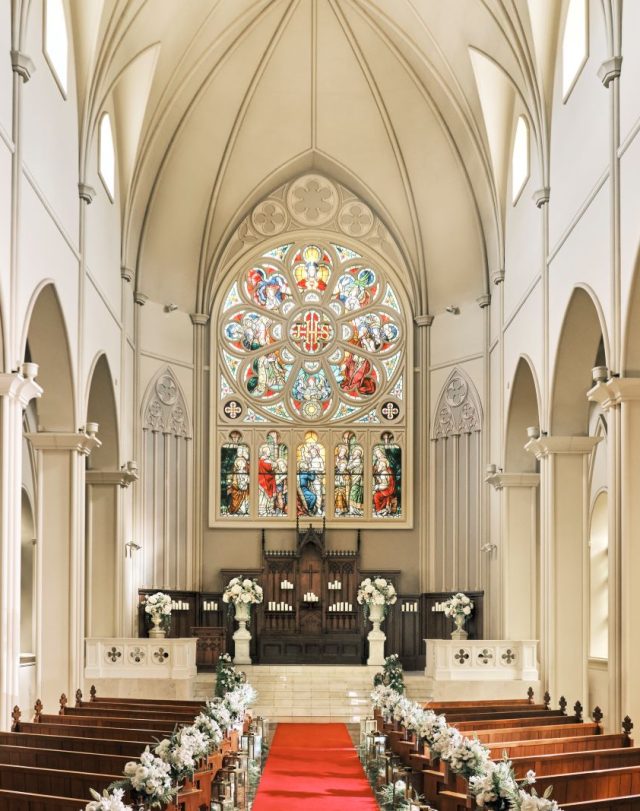 ステンドグラスが素敵なチャペル少人数挙式・家族婚なら家族挙式99,000円