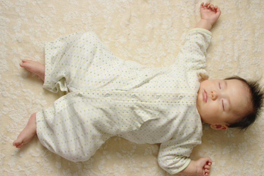 ボクが一番楽な姿勢はコレ！赤ちゃんが寝る時の首の角度や自然な姿勢とは赤ちゃんManabiya