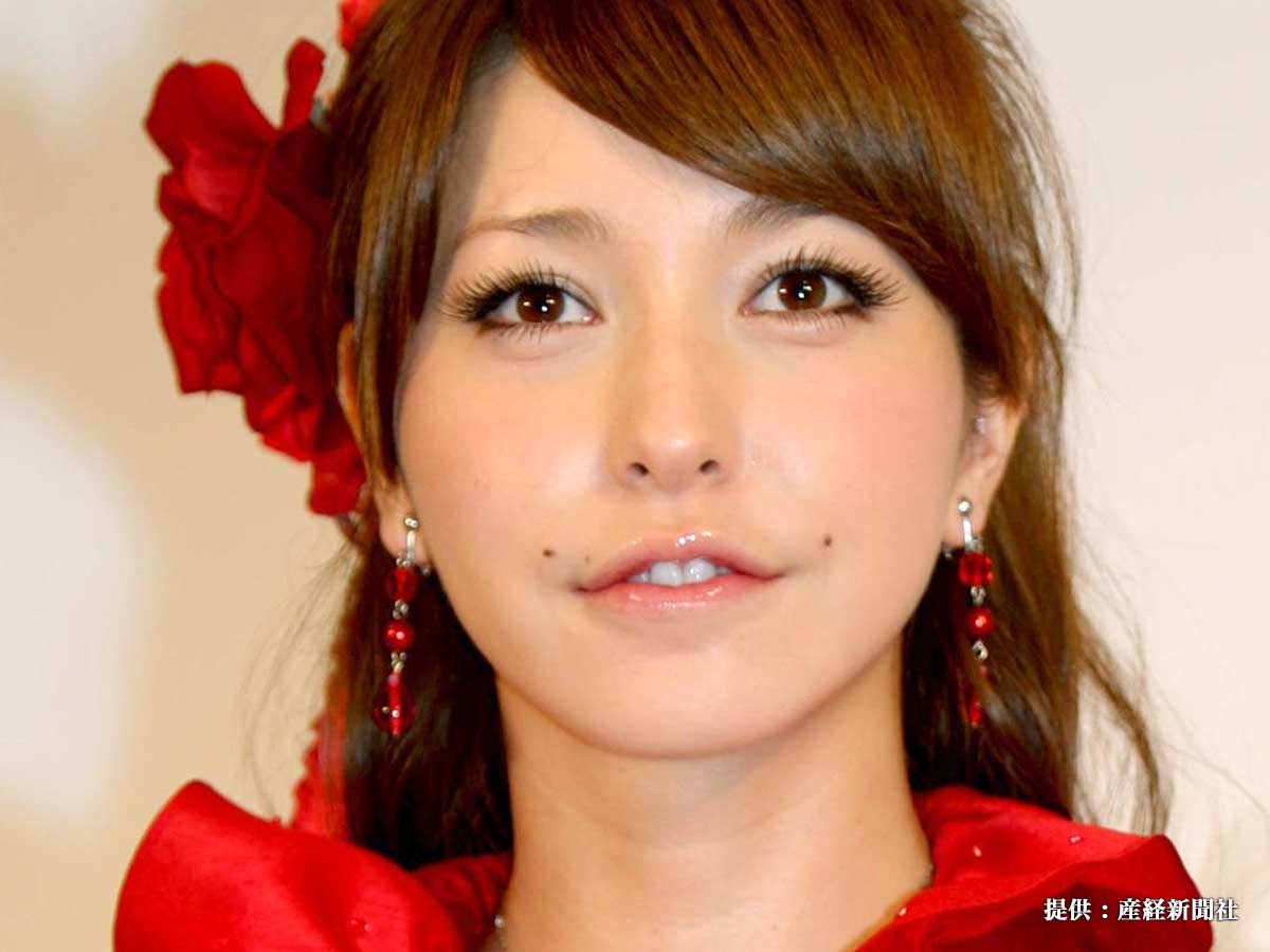 この間1歳のお祝いをしたよ☺️ 振り返ると早かったなぁ この時間が貴重で大切すぎて もっとゆっくり大きくなってほしい、なんて毎晩考えてます🥺✨張り切ってケーキ4種類焼いておうちでスマッシュケーキしたんだけどね、どれもおうちぐっちゃぐちゃになった