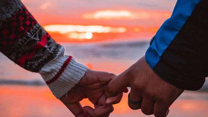 彼女と自然に手を繋ぐには？ ベストなタイミングときっかけ「マイナビウーマン」