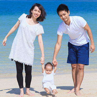 家族一緒に新年の挨拶をする酉年の似顔絵年賀状！ - 酉年の年賀状