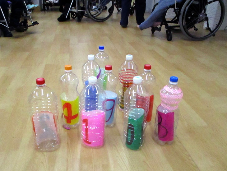 ペットボトル鬼のボーリングゲーム 製作手作りおもちゃ 保育士・幼稚園教諭のための情報メディア ほいくis ほいくいず