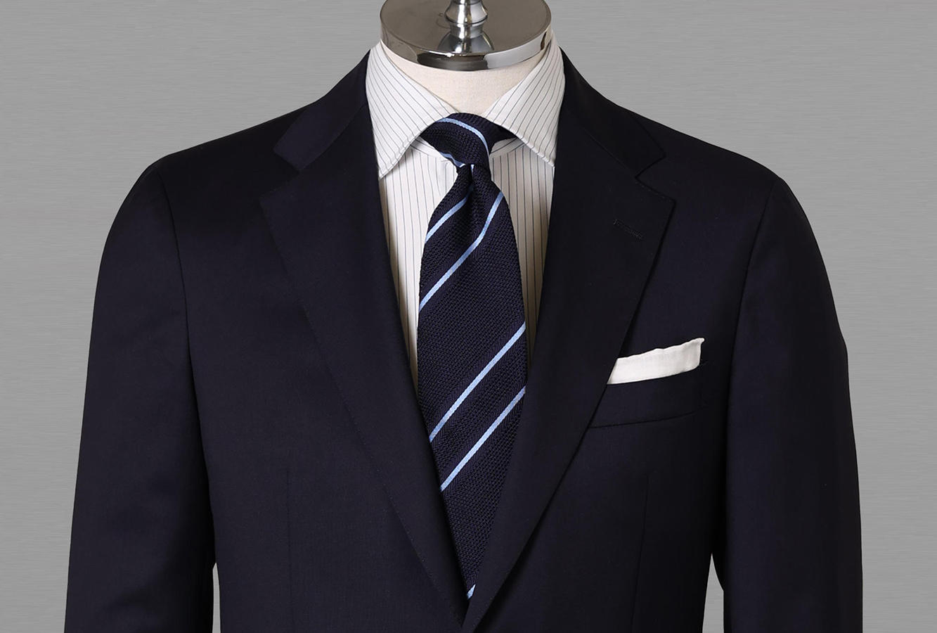 KASHIYAMAのフォーマルオーダーは冠婚葬祭のブラックスーツやセレモニースーツだけでなく、タキシードも！ピークドラペル、ショールカラーも選べ、個性的なネイビータキシードもお仕立ていただけます。 選べる素材は日本製の濃染ブラックから、インポートのフォーマル