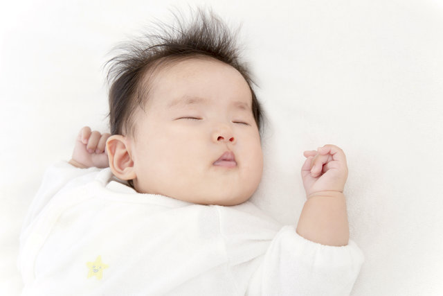 赤ちゃんがバンザイポーズで寝る理由かわいい寝相に隠された秘密 ＃育児雑学 ＃子育て ＃赤ちゃん育児の悩み寝かしつけ赤ちゃんの気持ち新米ママ - YouTube