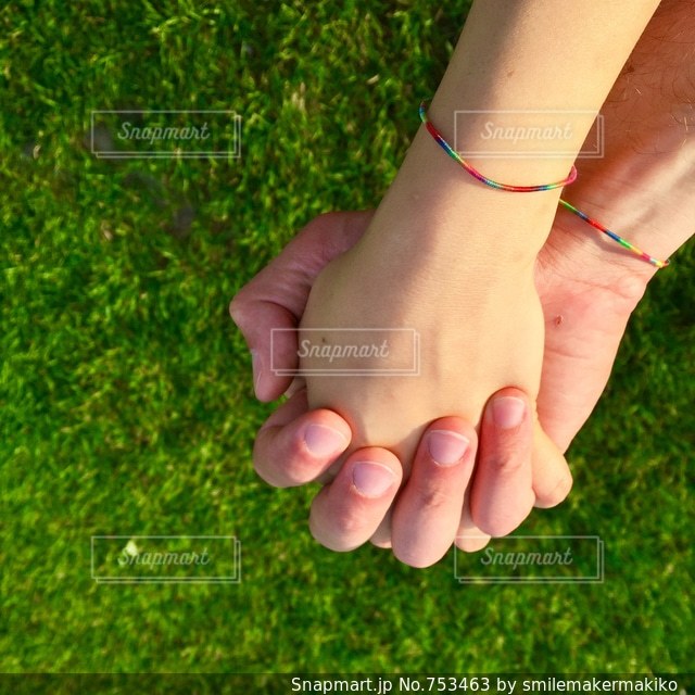 フリー写真手をつなぐカップルの手でアハ体験GAHAG著作権フリー写真・イラスト素材集 - GAHAG著作権フリー写真・イラスト素材集