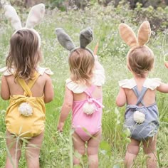 かわいい赤ちゃんの女の子のカラーリングイースター卵でピクニックブランケット - 2015年のストックフォトや画像を多数ご用意 - 2015年,お祝い, お絵かき - iStock